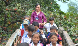 Cô giáo Nhung đã có gần 20 năm dạy học cho trẻ em nơi đất mũi Cà Mau. Ảnh: Xuân Tùng.