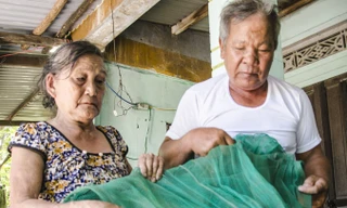 Ngư dân Nguyễn Quang Thanh có đôi tay lực lưỡng, nhờ thời chèo thuyền.