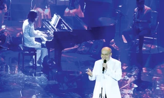 Vũ Thành An hát sáng tác mới tặng khán giả Hà Nội. Ảnh: N.M.H.