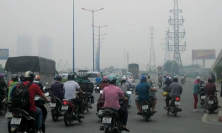 “Mù khô” dày đặc trên sông Sài Gòn vào sáng sớm 7/10. Ảnh: Hữu Huy.