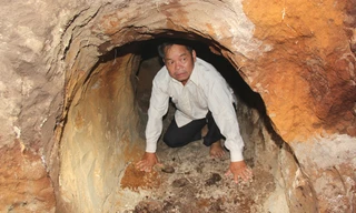 Ông Trương Hoài Lâm bên trong địa đạo vừa được phát lộ, nơi chị gái mình hi sinh. Ảnh: Nguyễn Thành.