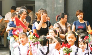Ngày tựu trường, phụ huynh lại lo các loại phí học cho con. Ảnh: Hồng Vĩnh.