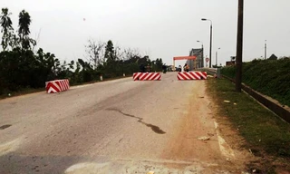 Các khối bê tông chắn đường lên cầu Việt Trì. Ảnh: otofun. 