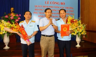Ông Đinh Ngọc Thắng (bên trái) nhận quyết định phụ trách Cục hải quan TPHCM, ngày 25/9. Ảnh: Đ.S.