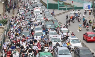 Đã chậm gần 3 năm và gây tắc đường liên miên nhưng dự án mở rộng đường Vành đai 2 qua Trường Chinh vẫn mịt mù ngày về đích. 