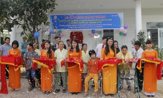 Bà, mẹ của những nạn nhân chất độc da cam cắt băng khánh thành Nhà nội trú cho trẻ bại liệt. Ảnh: Thanh Trần.