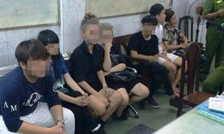 Nhóm bạn trẻ từng hẹn nhau trên Facebook ra phố đi bộ Nguyễn Huệ (TPHCM) để “tỉ thí” bị công an phạt hành chính. Ảnh: Facebook.