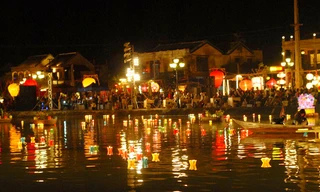 Đèn hoa đăng được thả trên sông Hoài - Hội An vào hai đêm mồng một và mười bốn âm lịch. Ảnh: Ngọc Châu.