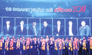 Phó Thủ tướng thường trực Trương Hòa Bình và Bí thư thứ nhất T.Ư Đoàn Lê Quốc Phong trao giải thưởng Sao Đỏ 2017 cho 10 doanh nhân trẻ xuất sắc. Ảnh: Xuân Tùng.
