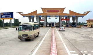 Trạm thu phí trên cầu Hạc Trì. Ảnh: TTXVN