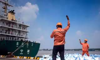 Tổng thống Mỹ Donald Trump đe dọa áp đặt thuế đối với tất cả các mặt hàng nhập khẩu từ Trung Quốc.