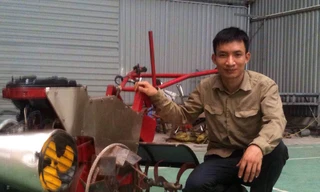 Anh Tạ Đình Huy bên cạnh chiếc máy nông nghiệp đa năng của mình.