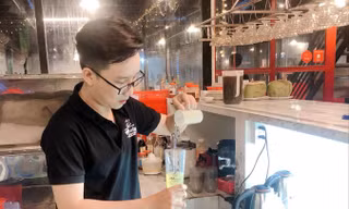 Trần Lê Anh Vũ pha chế nước uống cho khách.