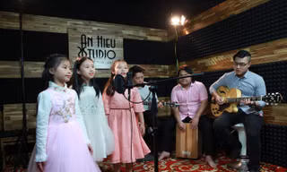 Các bé ở CLB Sao tuổi thơ thu âm cho Sing Channel.