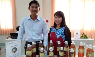 Trần Thành Long với thương hiệu Mật ong Hương Tràm. Ảnh: H.H.