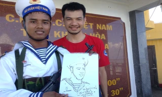 Trịnh Minh Tiến với tác phẩm ký họa chiến sỹ hải quân Trường Sa tháng 5/2016.