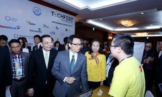 Phó thủ tướng Vũ Đức Đam tham dự "Ngày hội khởi nghiệp đổi mới sáng tạo 2016". Ảnh: Vnexpress