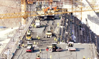 Công nghệ thi công đầm lăn trên công trường Thủy điện Sơn La.