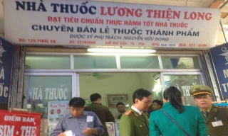 Cơ quan chức năng kiểm tra hệ thống cửa hàng của Trần Thị Ánh Tuyết, thu giữ nhiều tân dược hết hạn sử dụng. Ảnh: Minh Đức.