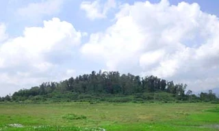 Phát hiện dấu tích đền tháp Chămpa tại núi Bút