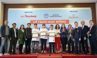 Trao học bổng cho sinh viên nghèo huyện Nam Sách (Hải Dương).
