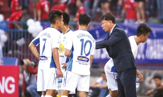 HLV Chung Hae - soung gặp nhiều khó khăn cùng HAGL ở giai đoạn đầu Nuti Cafe V-League 2018. Ảnh: VSI.