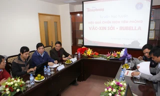 Tư vấn trực tuyến hiệu quả chiến dịch tiêm phòng sởi - rubella tại tòa soạn báo Tiền Phong. Ảnh: Như Ý.