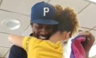 Navaeha Smith xúc động ôm hôn bố.