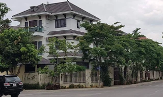 Dãy nhà được cho là của một số quan chức tỉnh Lào Cai. Ảnh: Hồng Vĩnh.