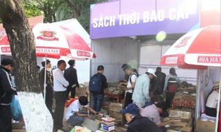 Quầy sách thời bao cấp hấp dẫn đông đảo người dân Đà Nẵng. Ảnh: Thanh Trần.