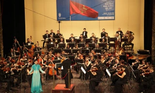 Đào Tố Loan biểu diễn cùng Dàn nhạc Giao hưởng Việt Nam và nhạc trưởng Honna Tesuji. Ảnh: Thanh Sơn.