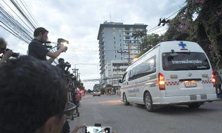 Xe cứu thương mang theo thành viên đội bóng tới bệnh viện. ẢNH: CNN.