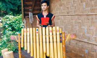 Y Thu diễn tấu đing pah.