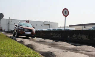 Doanh nghiệp ôtô 'méo mặt' vì không có đất làm đường thử xe