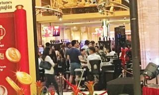 Khu vực chơi bài an ninh nghiêm ngặt, camera chi chít trên đầu.