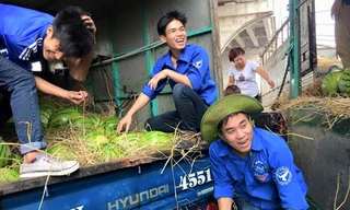 Bán dưa giúp nông dân Quảng Ngãi là một hoạt động có ý nghĩa sâu sắc đối với bạn trẻ.