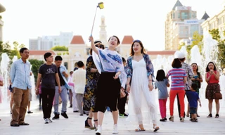 Người dân vui chơi trên khu phố đi bộ Nguyễn Huệ tại trung tâm TPHCM. Ảnh: Huy Thịnh.