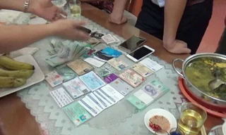 Người nhận tiền bị bắt, người đưa tiền thì sao?