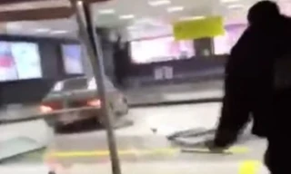 Lái xe xuyên sân bay vì tình