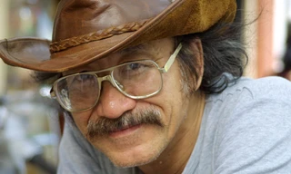 Mũ phớt là vật bất ly thân làm nên hình ảnh Nguyễn Cường. Ảnh: Nguyễn Đình Toán.