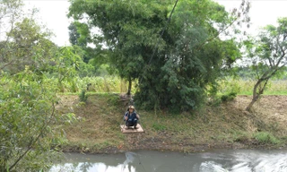 Người dân xã Ea Phê đu cáp qua sông.