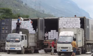 Có sự chênh lệch lớn giữa số liệu thống kê về khu vực kinh tế biên mậu giữa các cơ quan, bộ, ngành. Trong ảnh, xuất khẩu nông sản sang Trung Quốc tại cửa khẩu Thanh Thủy (Hà Giang).