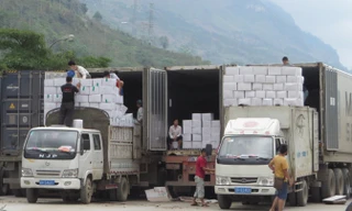 Có sự chênh lệch lớn giữa số liệu thống kê về khu vực kinh tế biên mậu giữa các cơ quan, bộ, ngành. Trong ảnh, xuất khẩu nông sản sang Trung Quốc tại cửa khẩu Thanh Thủy (Hà Giang).