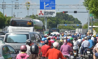 Cửa ngõ vào sân bay Tân Sơn Nhất liên tục kẹt xe kinh hoàng. Ảnh: Ngô Bình.