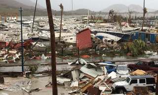 Thiên đường du lịch đảo St Martin trong hoang tàn đổ nát. Ảnh: Getty Images.