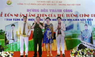 Lê Xuân Giang (mặc quân phục) trắng trợn làm giả cả lễ đón nhận Bằng khen của Thủ tướng nhằm mục đích lừa đảo. Ảnh: Chụp lại từ hồ sơ của công an. 