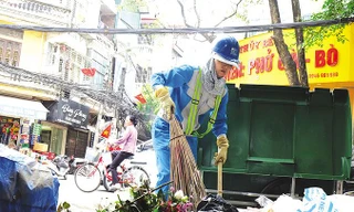 Công nhân dọn rác liên tục 7 lượt một ngày trên phố Trần Quang Diệu (Ðống Ða).