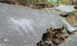 Sụt lún tại xã Khánh Bình, huyện Trần Văn Thời ngày 15/4.