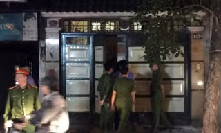 Công an khám xét nhà ông Phan Hữu Tuấn. Ảnh: Nguyễn Hoàn.