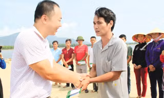 Ông Ngô Tuấn Toàn, đại diện lãnh đạo Cty Cổ phần Tập đoàn Phúc Sơn trao quà cho ngư dân bị hư hại tàu cá. Ảnh: Trường Phong.
